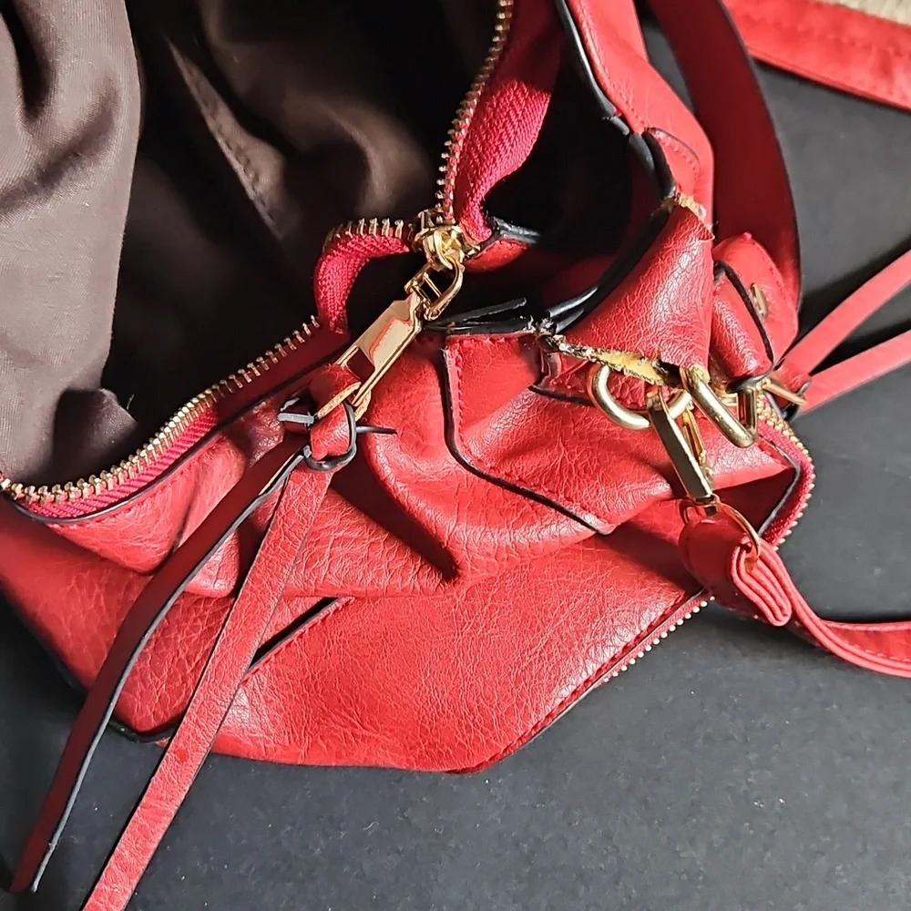 Red Faux Leather Golden Metal Accent Multi Pocket Zipper Purse Adustable Strap - Picture 8 of 11